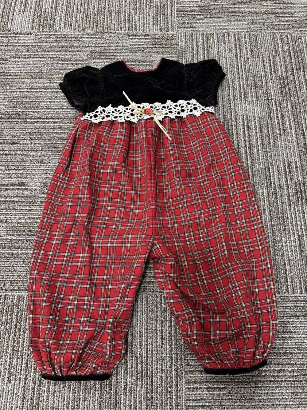 VTG Youngland Baby Girl Velvet And Plaid Holiday One Piece Bubble Romper Sz 18M